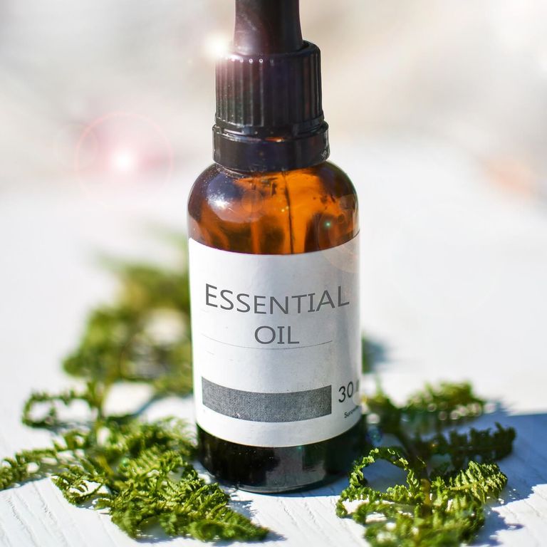 Flasche mit ätherischem Öl und Kräutern: Aromatherapie in der Naturheilpraxis Katja Winter in Vellmar bei Kassel